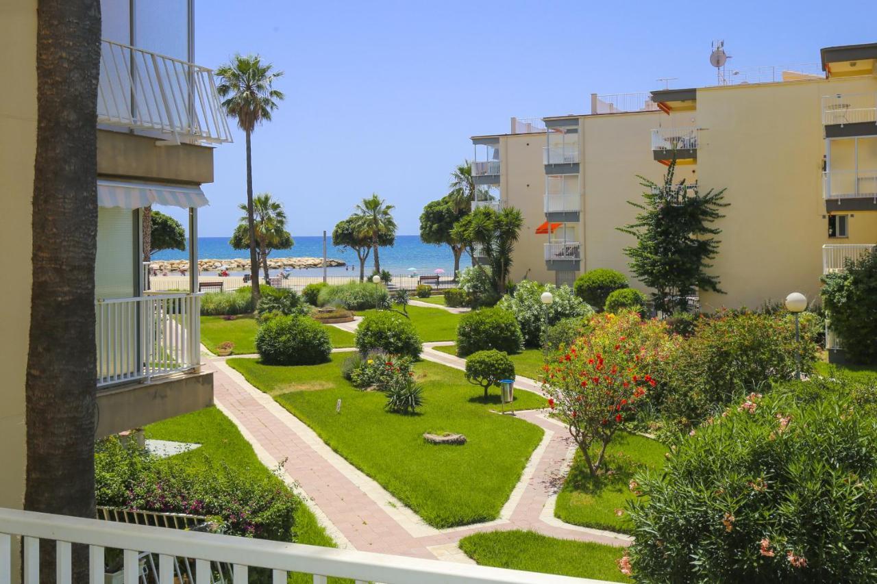 Antares Planet Costa Dorada Apartment Кембрилс Екстериор снимка